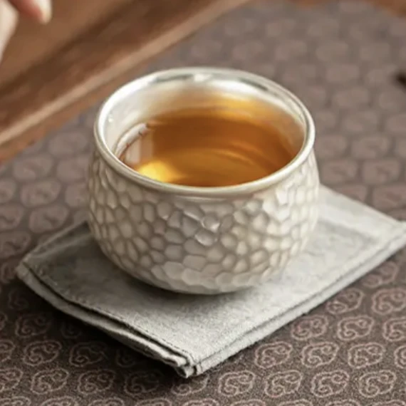 锤纹鎏银杯主人杯瓷胎包鎏银日式单杯养生陶瓷复古鎏银茶杯望舒阁