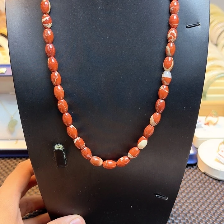 透闪石质玉颈饰未镶嵌