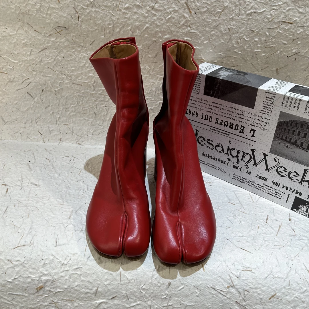 99新  马吉拉Margiela /红色粗跟分趾皮短靴 /35码