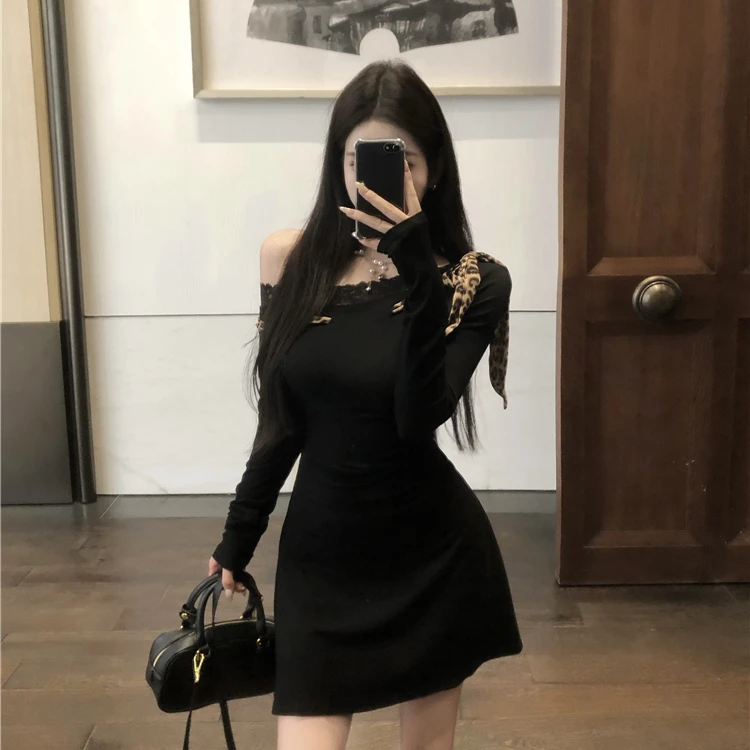 黑色斜肩针织连衣裙女早秋性感辣妹豹纹蝴蝶结设计感收腰包臀短裙