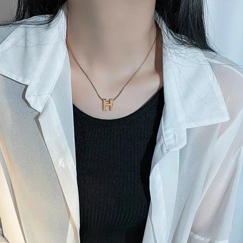 不锈钢吊坠 H字母蛇骨链钛钢项链女高级感锁骨链不掉色毛衣链配饰