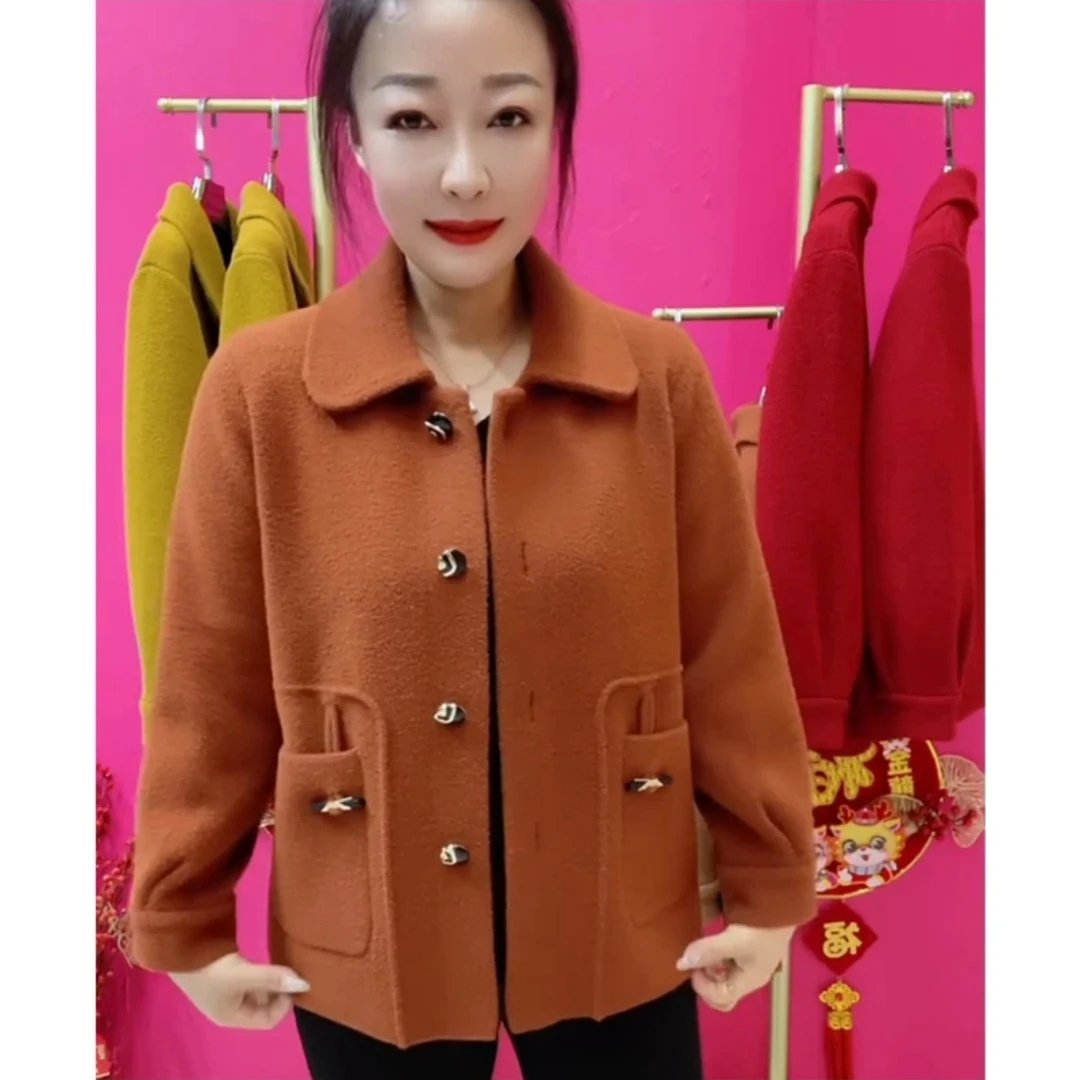 翻领款牛角扣双面绒外套