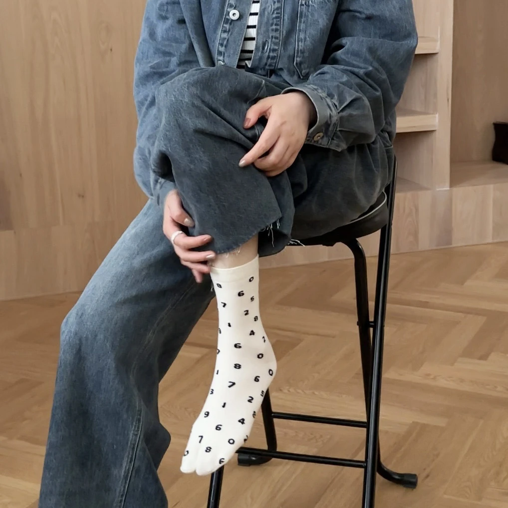 widelia陈魅儿2025秋季新款 法式ins中筒袜印花字母分指袜子