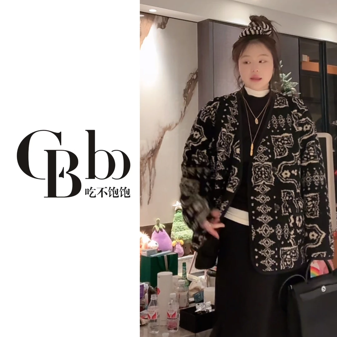 【吃不饱饱】 大码 莱茵河畔 时尚复古黑色印花V领加厚外套2915