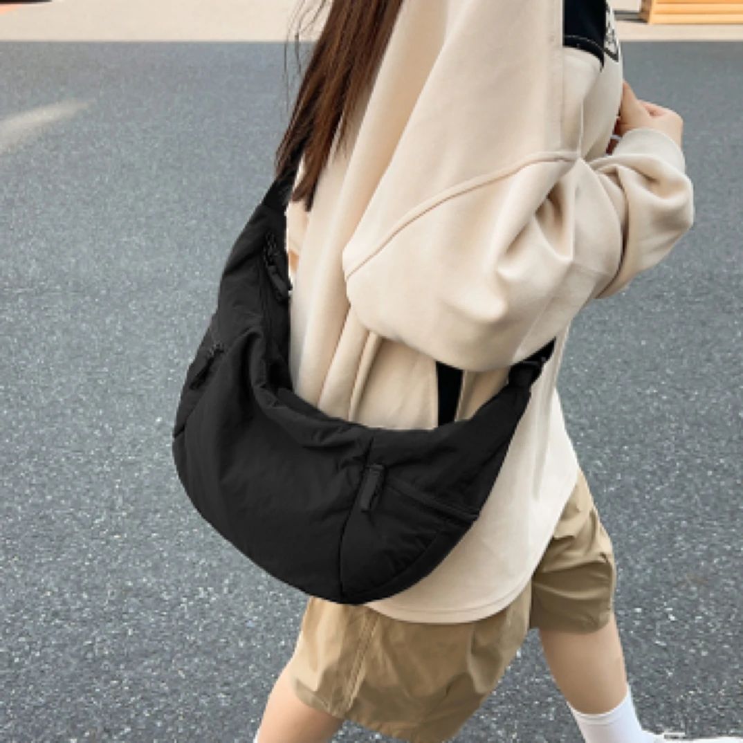 lu家同款牛角包女多口袋户外轻便大容量休闲单肩斜跨饺子包便携包