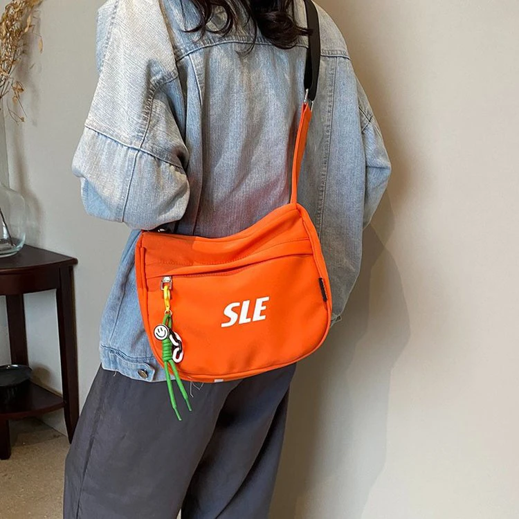 小包包女高档韩版休闲潮牌单肩包复古街头斜挎包饺子包潮流通勤包