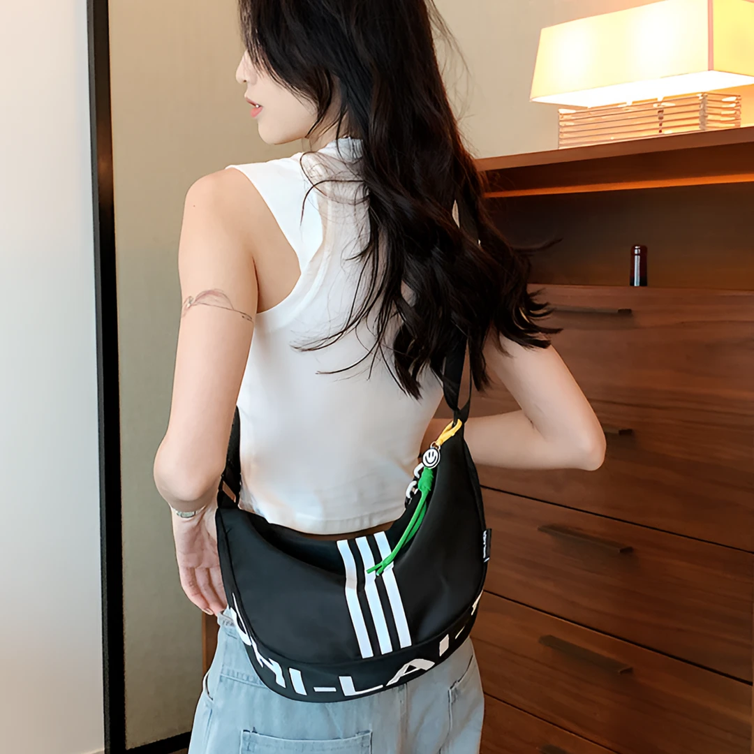 新款条纹简约百搭ins小众休闲斜挎包单肩包大容量运动潮流时尚