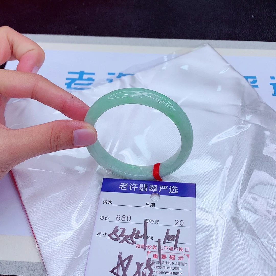 翡翠手镯未镶嵌翡翠