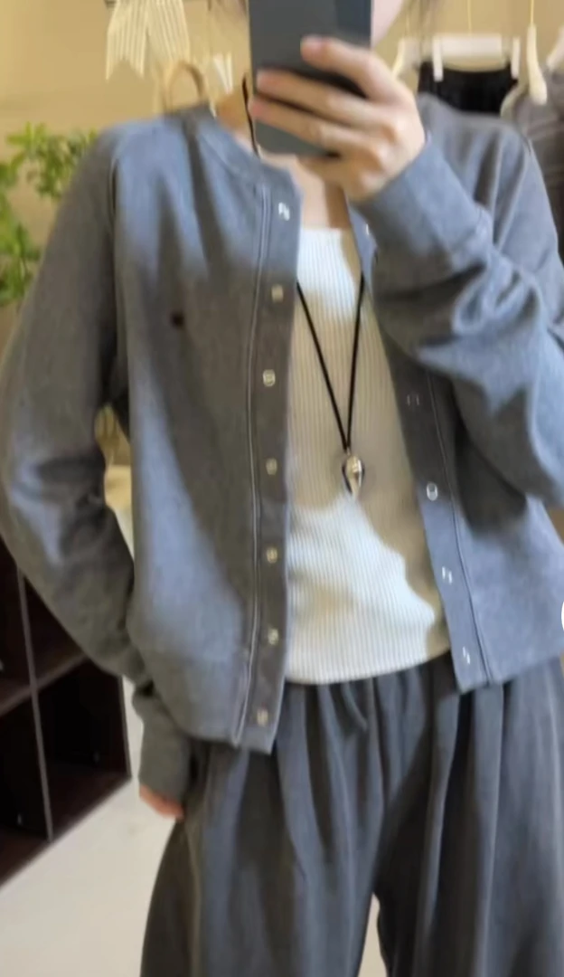 在韩_秋季新款按扣开衫简约大气