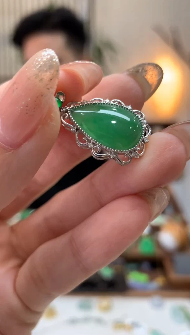 【闪购商品】翡翠吊坠(不含链)18K金镶嵌水滴