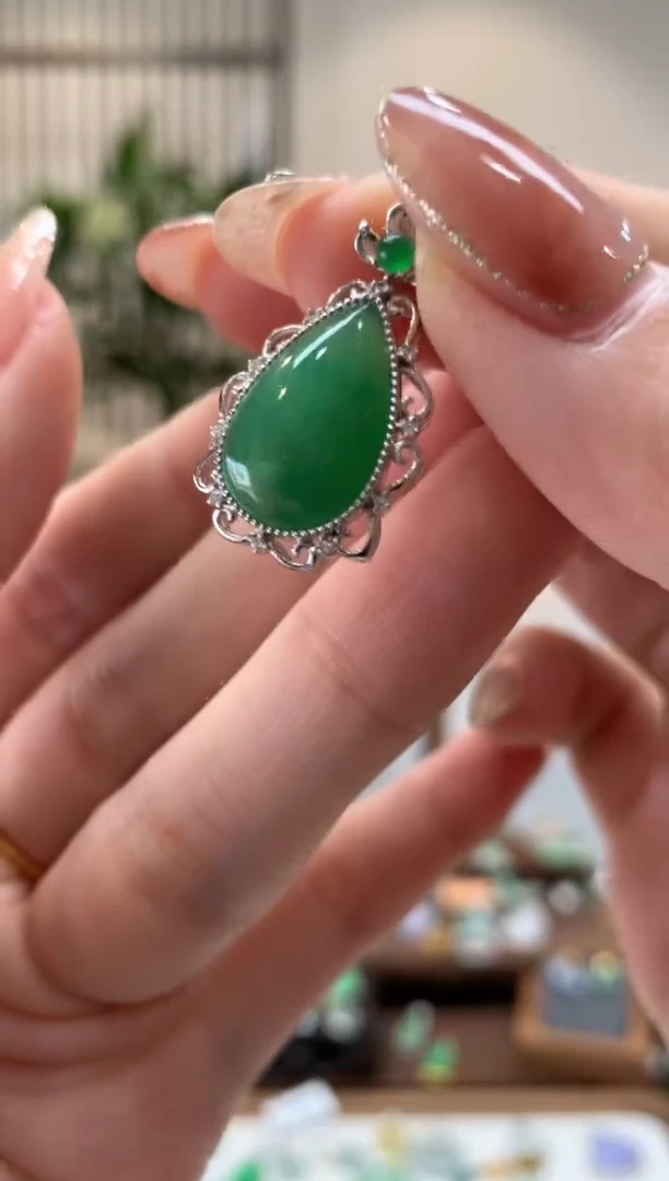 【闪购商品】翡翠吊坠(不含链)18K金镶嵌水滴