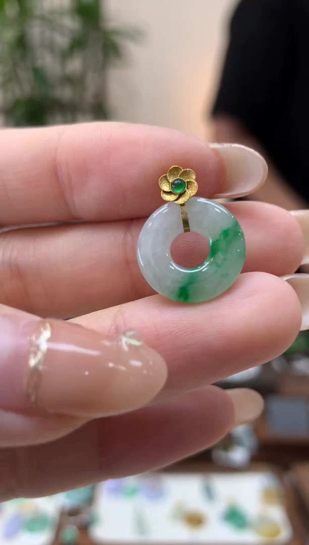 【闪购商品】翡翠吊坠(不含链)18K金镶嵌甜甜圈