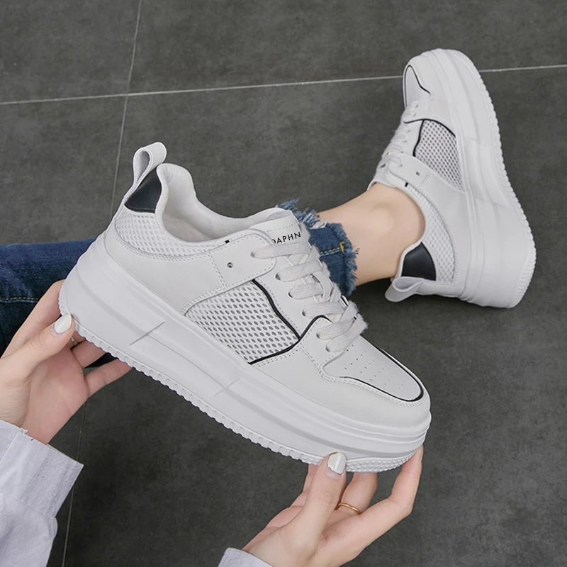 达芙妮小白鞋女2025夏季新款镂空透气厚底小白鞋女百搭系带女板鞋