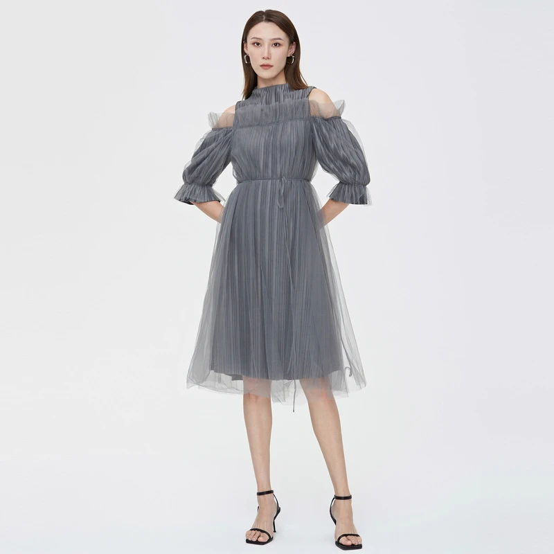 S·DEER圣迪奥女装圆领露肩网纱拼接收腰不规则连衣裙S222Z12L2