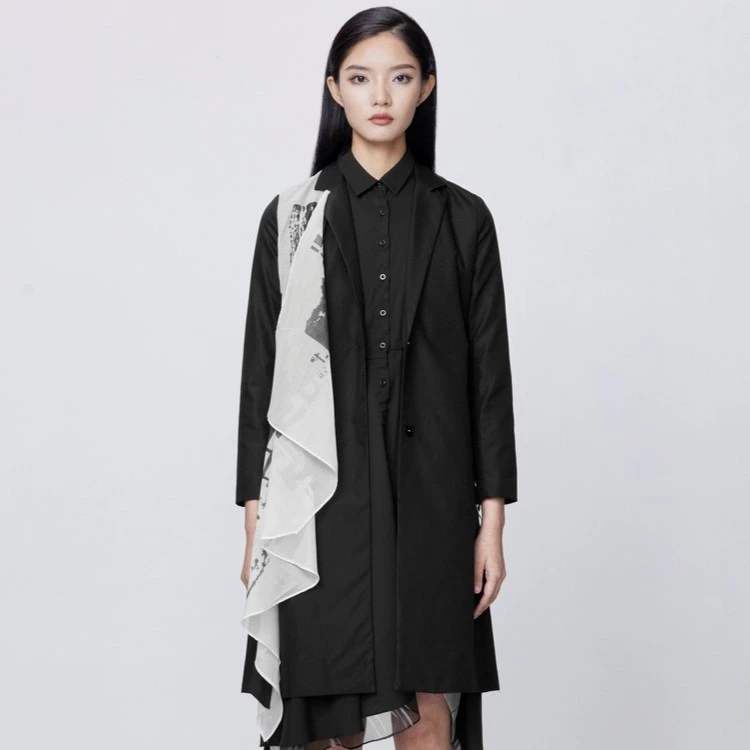 圣迪奥女装时尚潮流西装领字母印花拼接收腰长款风衣S21381806