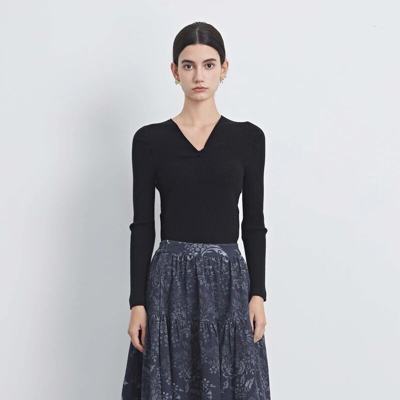 圣迪奥女装时尚设计师V领交叉拼接黑色修身针织衫S233Z3570