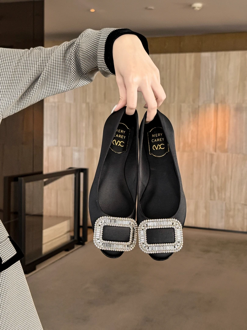 2025年春季新款平底低跟水钻圆头单鞋