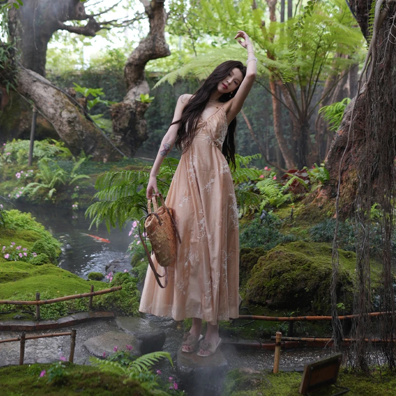 《温柔暮色》法式度假手工编织镂空重工刺绣吊带裙