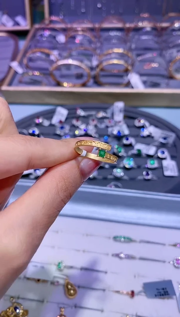 【闪购商品】祖母绿戒指18K金镶嵌戒指