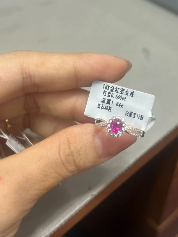 18k金镶嵌红宝石戒指