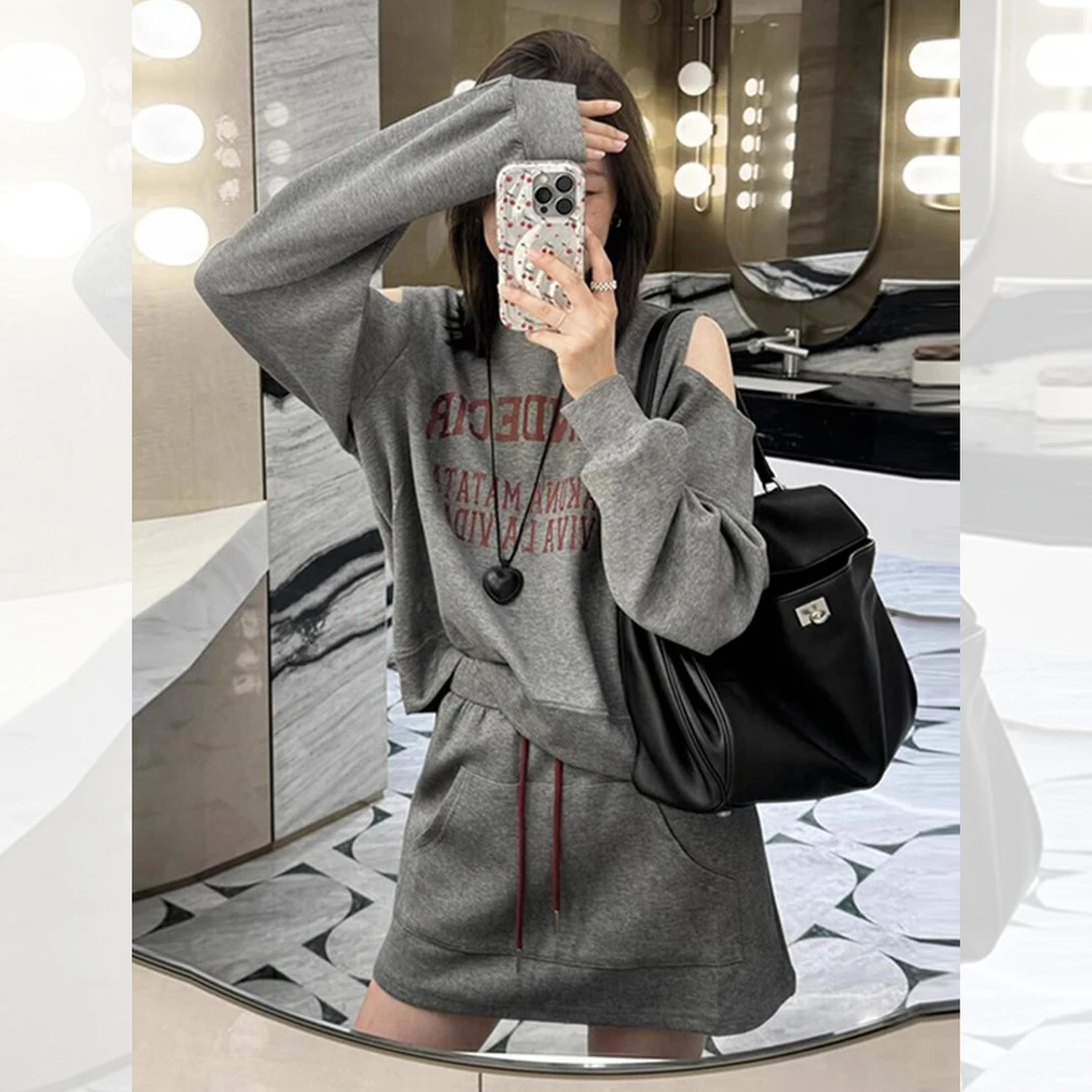 盐系轻熟炸街减龄套装女2024新款字母印花露肩卫衣高腰短裙两件套