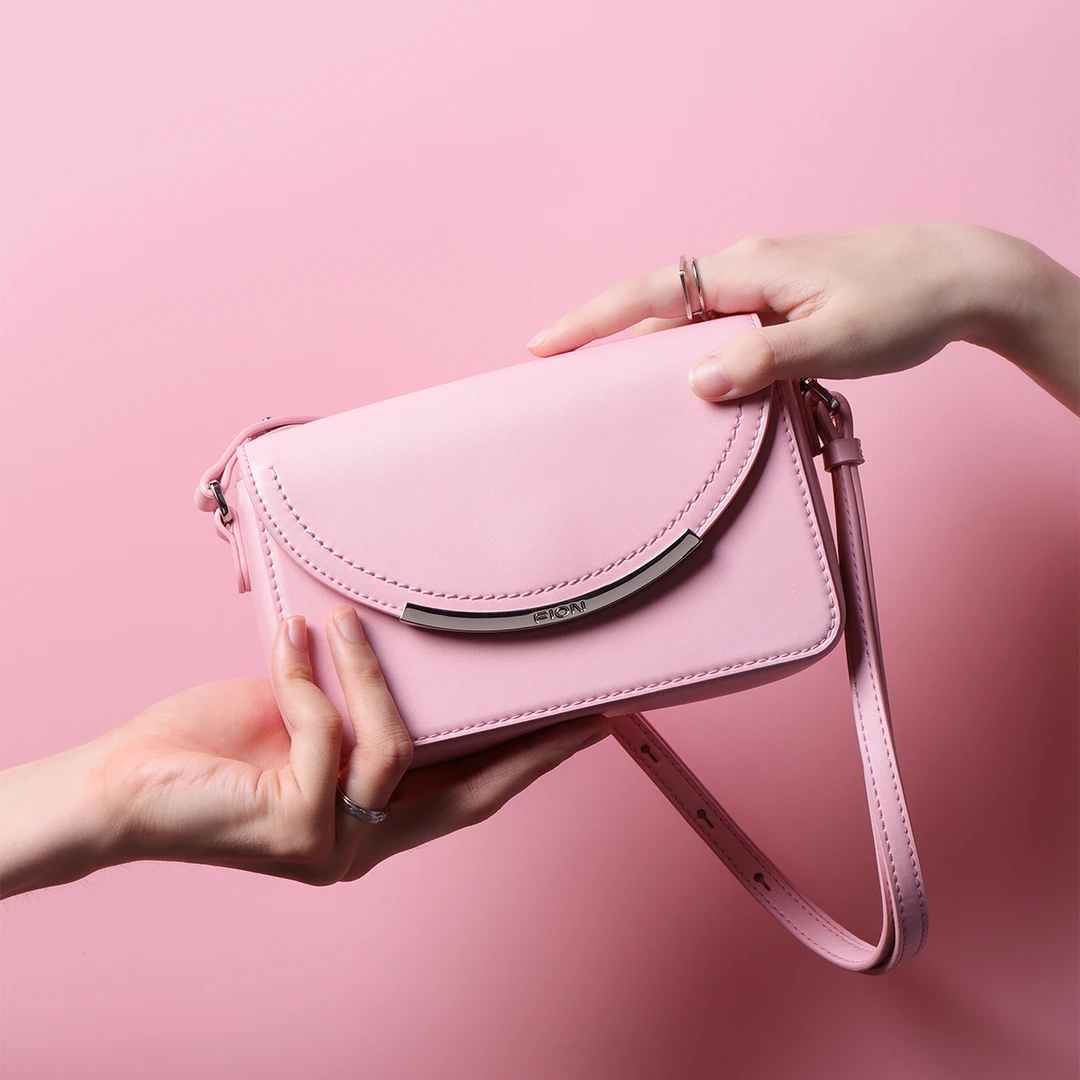 【品牌奥莱】菲安妮微笑系列简约小方包女士单肩斜挎包FAAFVKY003