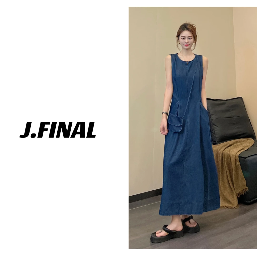 牛仔连衣裙宽肩带收腰长款搭配斜跨小包洋气穿搭