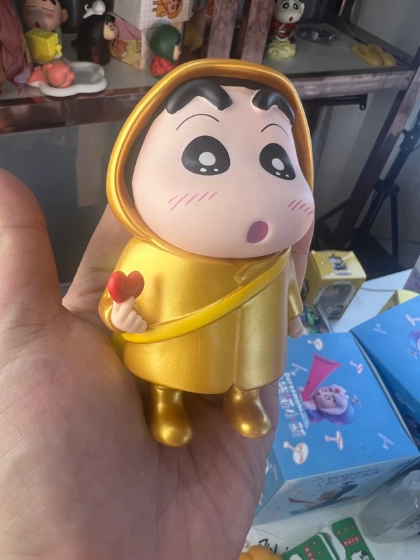 【镭射金色雨衣小新】 车摆件 家居摆件 玩具 DIY