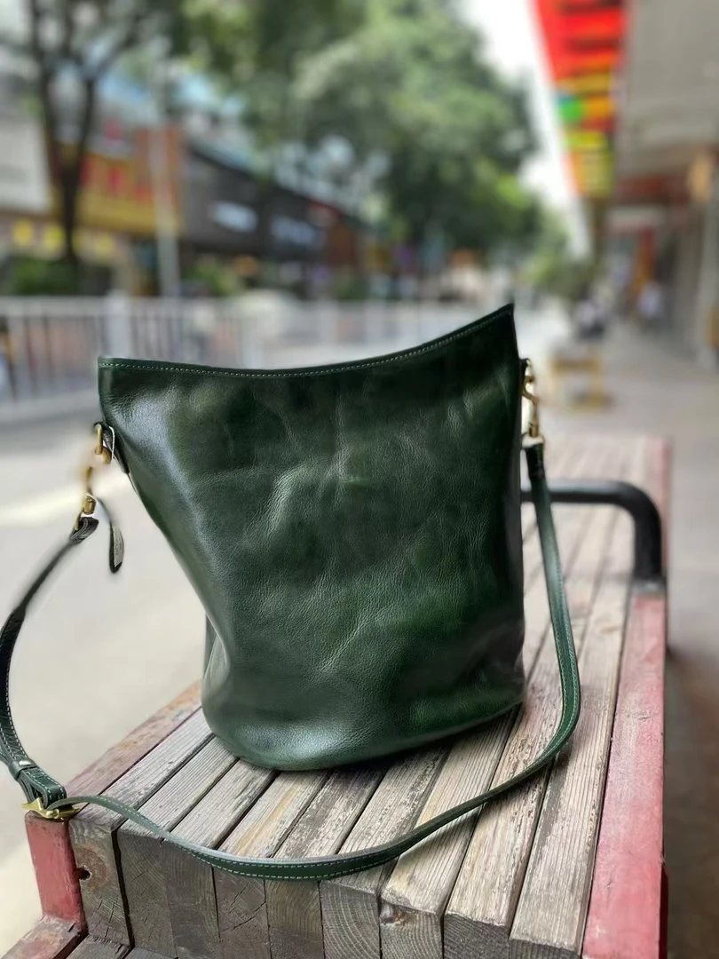 A极水洗植鞣头层牛皮休闲简约复古经典 大容量通勤两用水桶女包