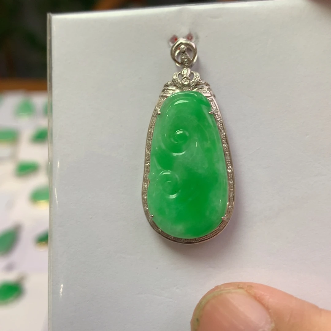 翡翠颈饰18K金镶嵌翡翠