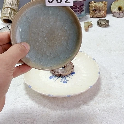 摆件瓷器及瓷器上饰花蝴蝶的艺术作品