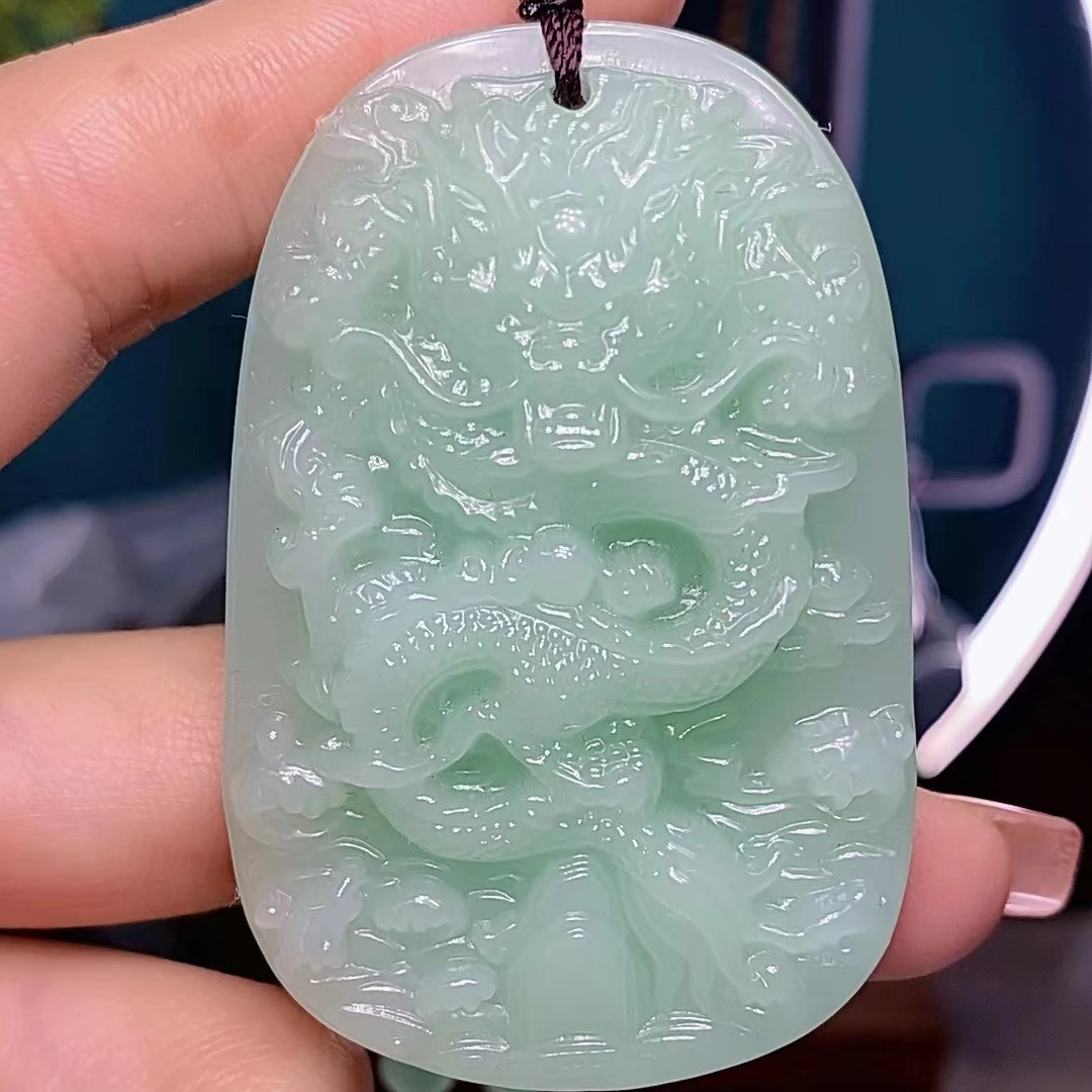 . .1...时尚饰品浅绿色龙牌吊坠