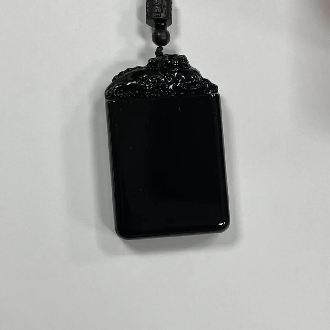 新疆和田玉 墨玉 黑羊脂 5x8x2 cm 大手把件 貔貅牌头雕刻白色