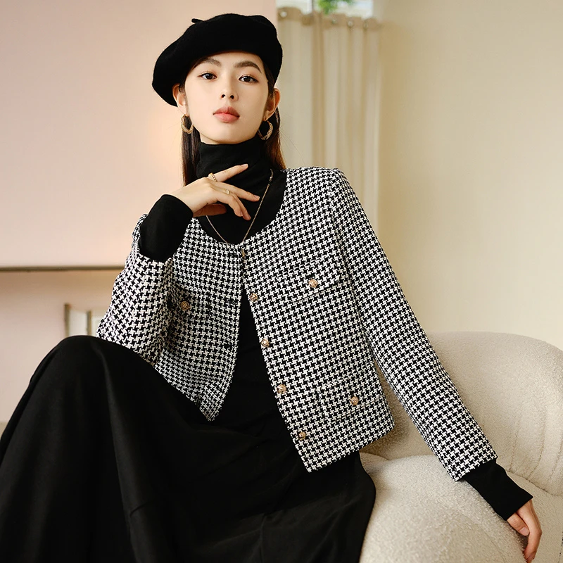 晚白2024秋冬新款气质小香风千鸟格通勤减龄短款外套女24081613