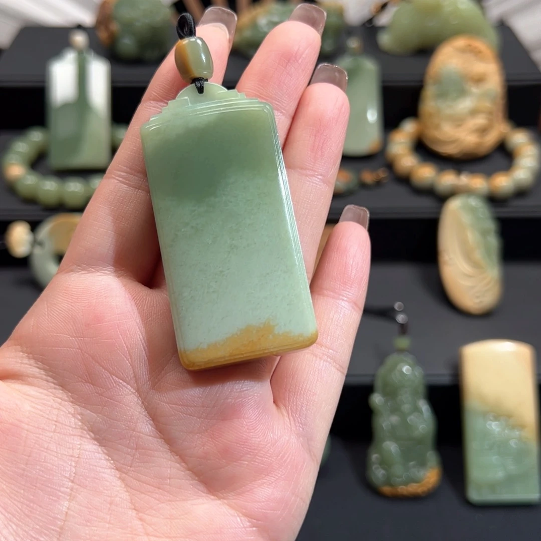 岫岩河磨玉（透闪石质玉）颈饰未镶嵌吕*韦