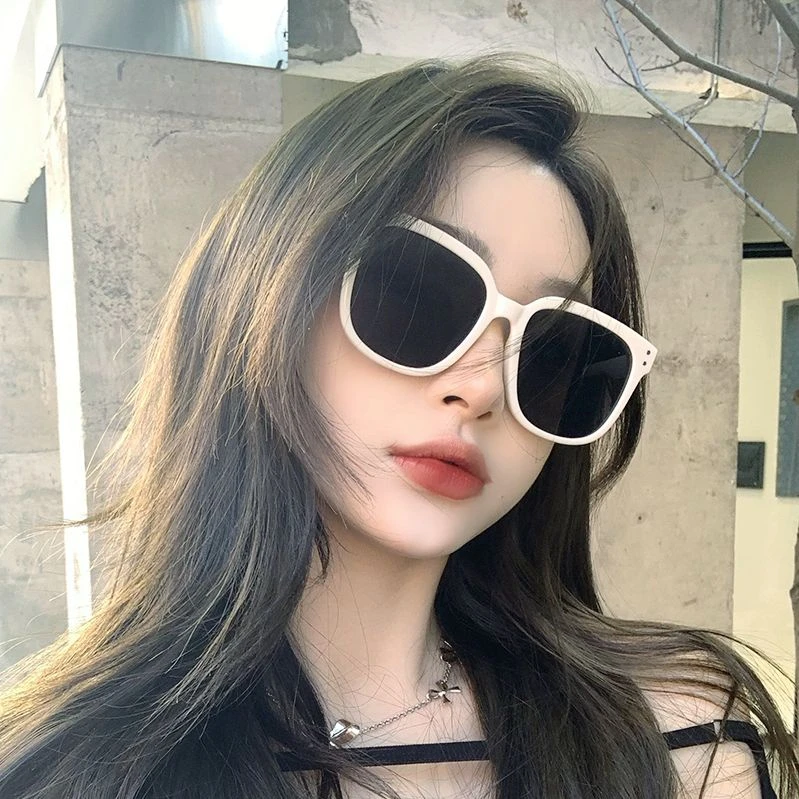 奶白色墨镜女款2024新款高级感jennie同款黑白太阳眼镜白边框大框