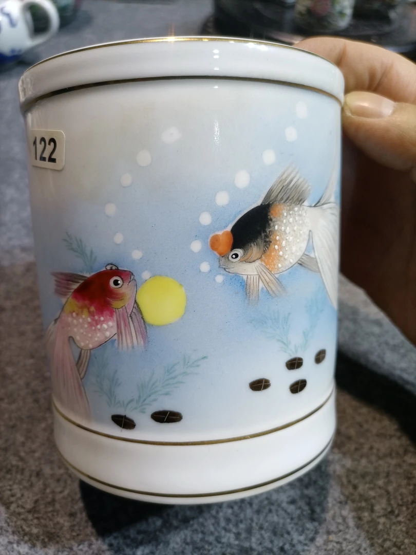 景德镇粉彩金鱼陶瓷笔筒高12公分口径10.5公分