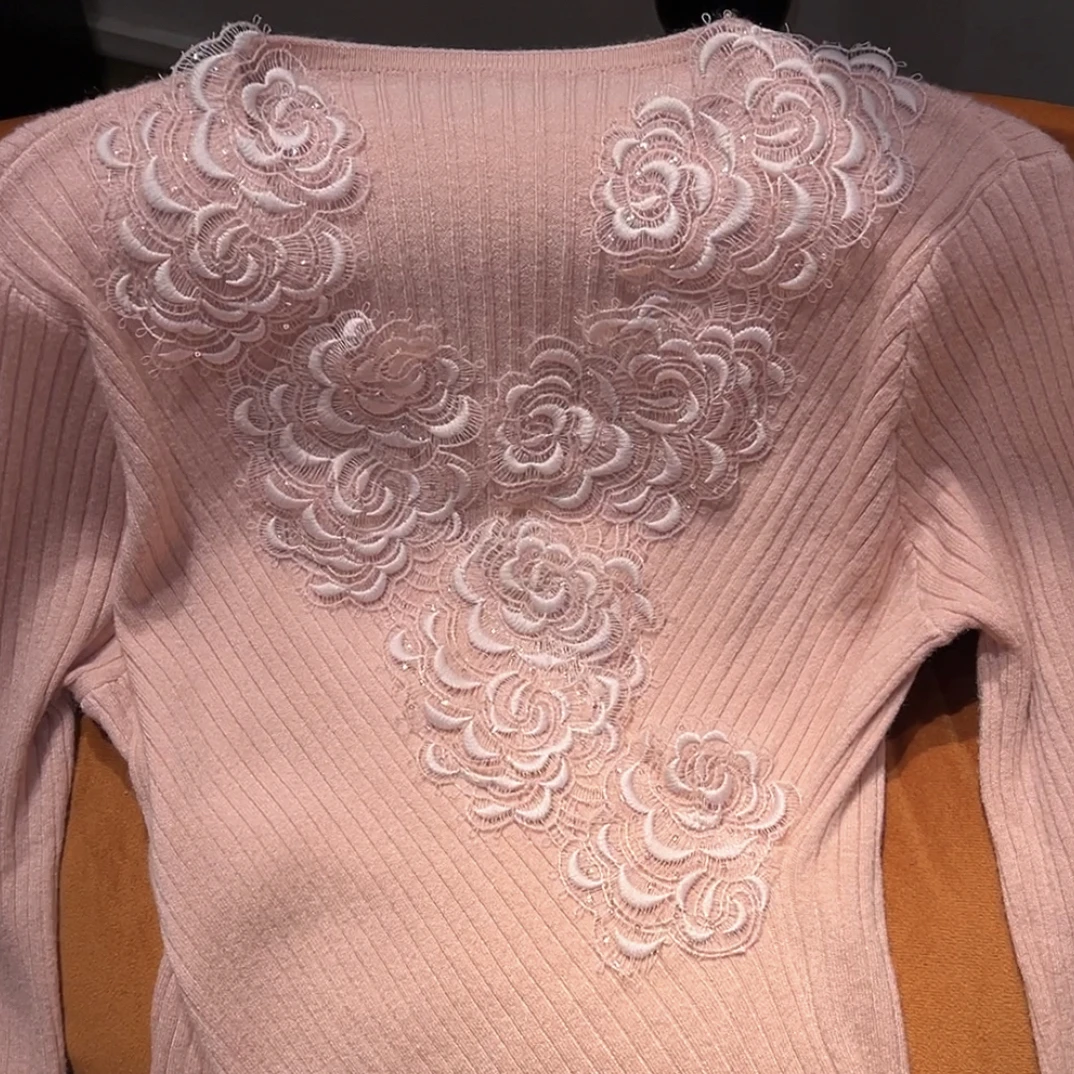 蕾丝玫瑰针织上衣