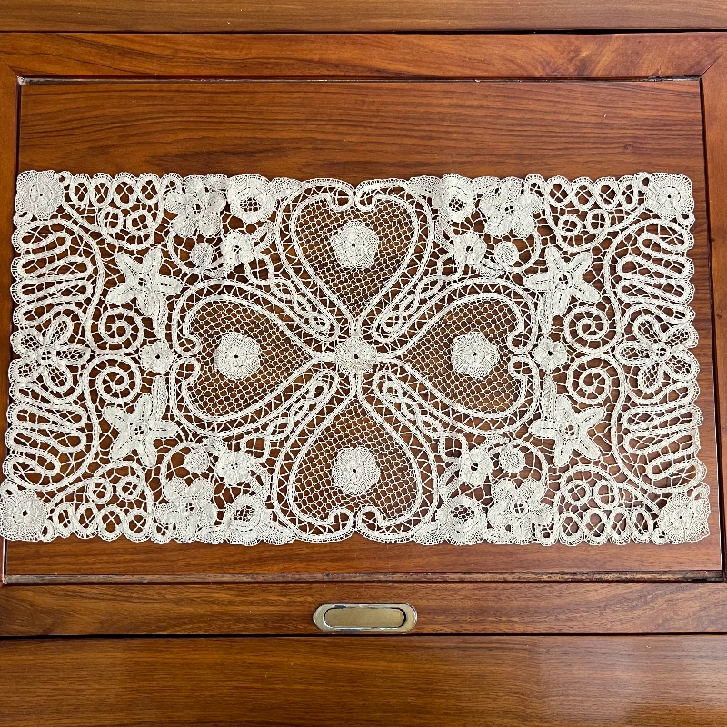 X008  棉质（27*50cm）米色手工青州府花边罩巾