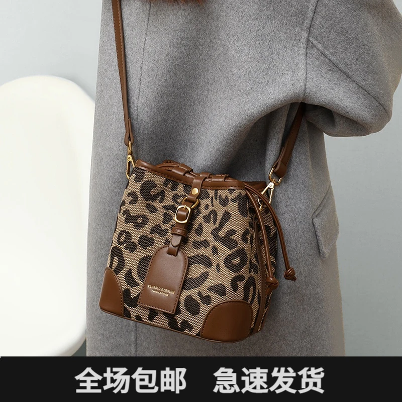 Viney包包女斜挎包2025款豹纹单肩包水桶包生日礼物送女友送老婆