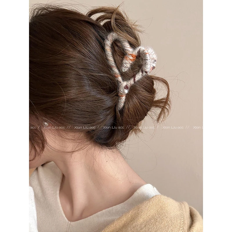 毛毛爱心抓夹女2023新款高级感气质秋冬发夹大号后脑勺鲨鱼夹头饰