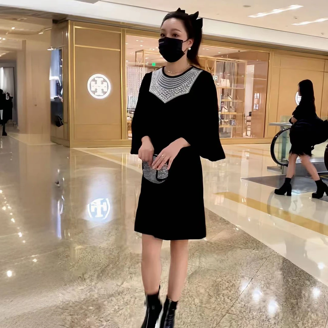 法式小黑裙赫本风秋冬新款轻奢名媛气质重工高端优雅珍珠领连衣裙