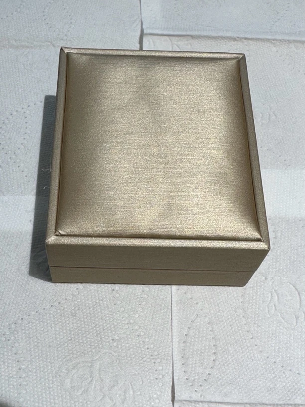 收藏品金色首饰盒