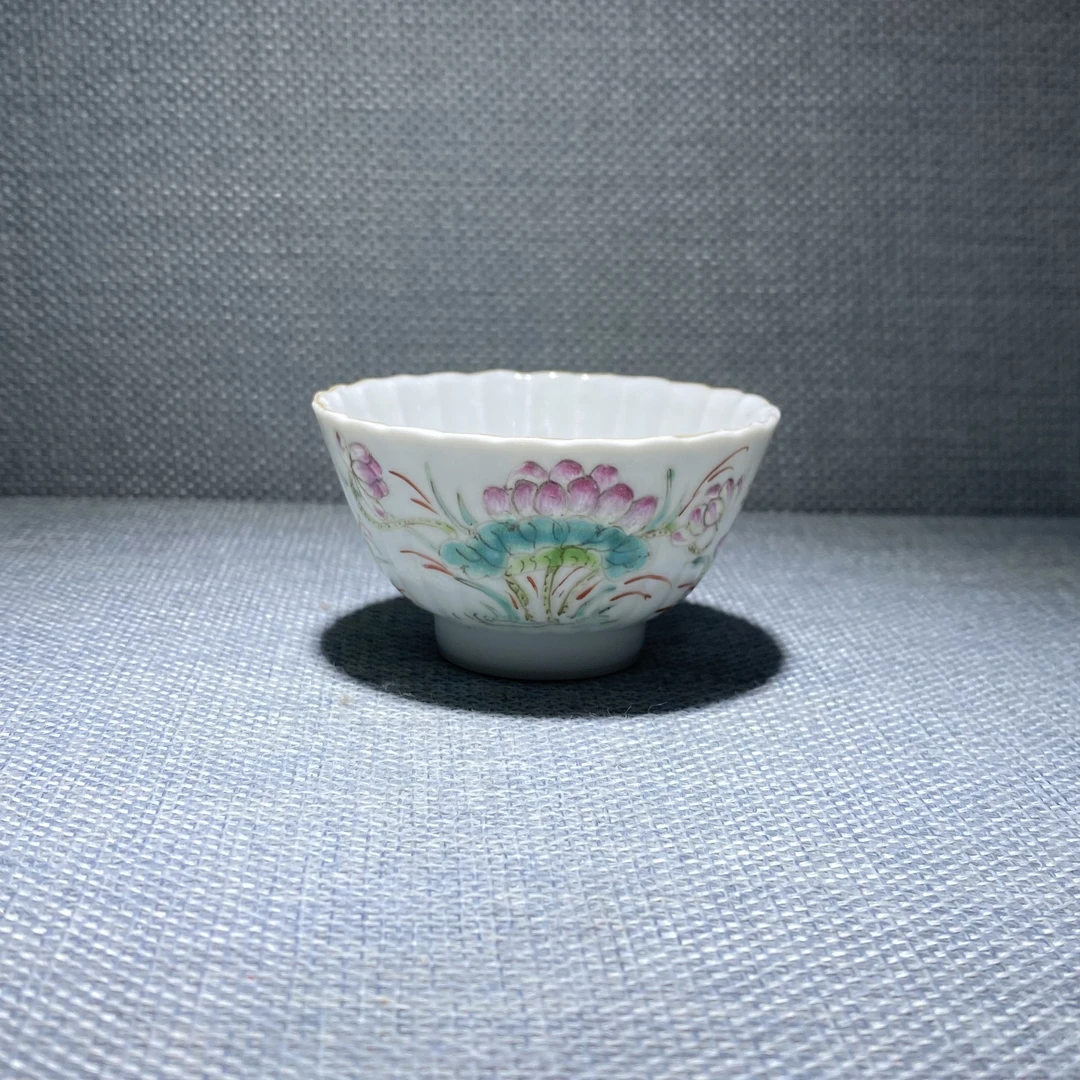粉彩花卉纹细路茶杯主人杯
