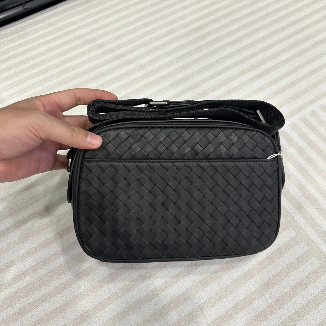 态度｜2109-21男士经典多隔层编织头层蜡感小牛皮单肩小方包