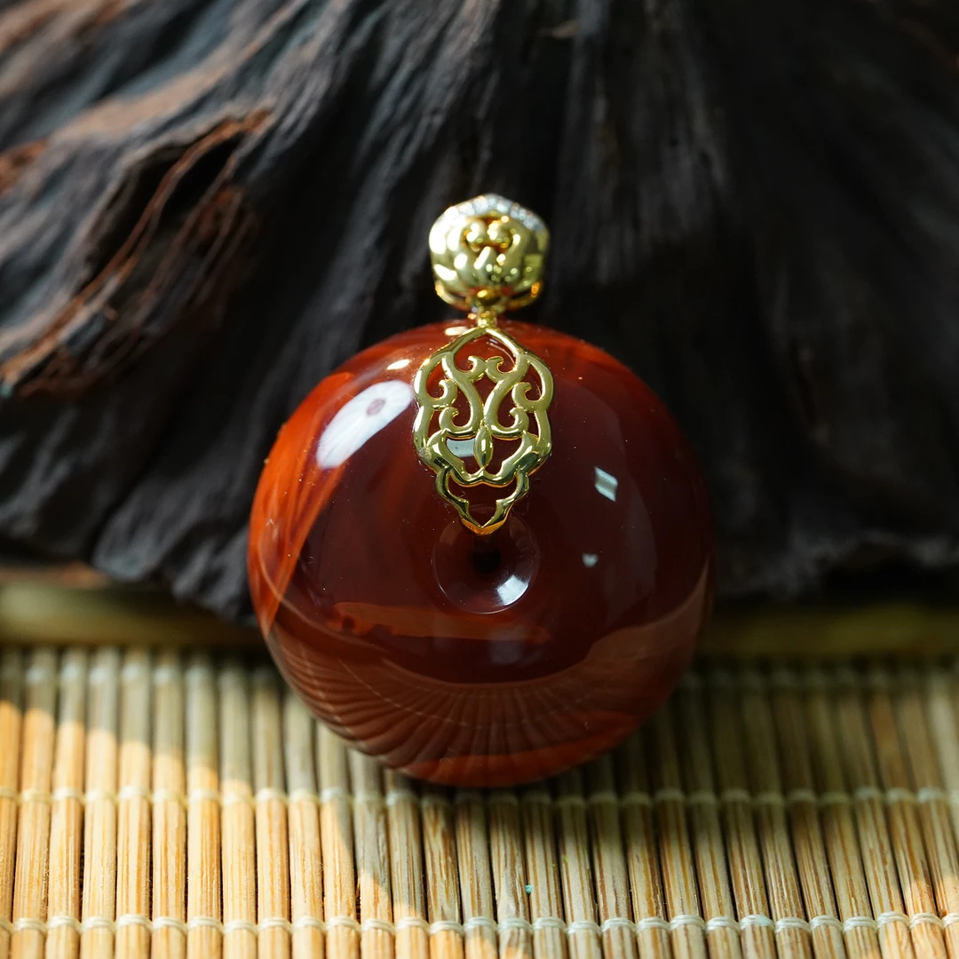 【凤鸣珠宝】馆藏级18K金镶嵌牛血红火焰纹南红平安扣吊坠 D-661