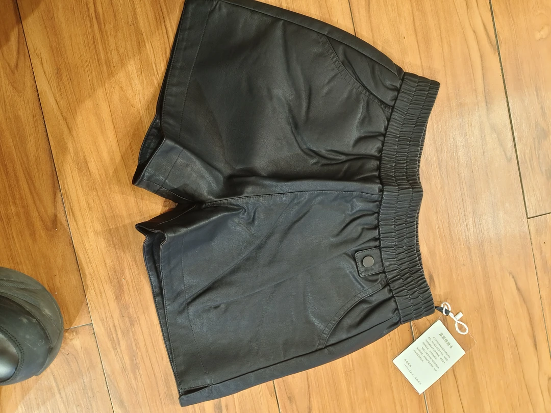 皮短裤黑咖两个色。