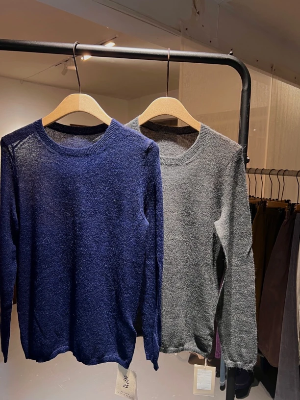 东与西舒适生活系列圆领温柔软糯针织上衣CY24-070