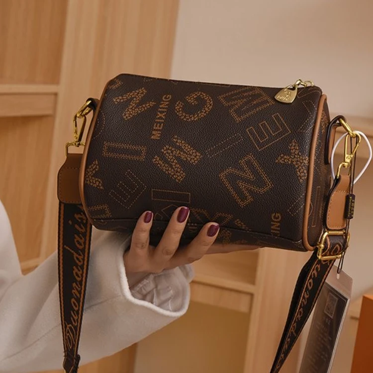 【次日发货】2025新款时尚百搭印花字母单肩包斜挎枕头包圆筒筒包