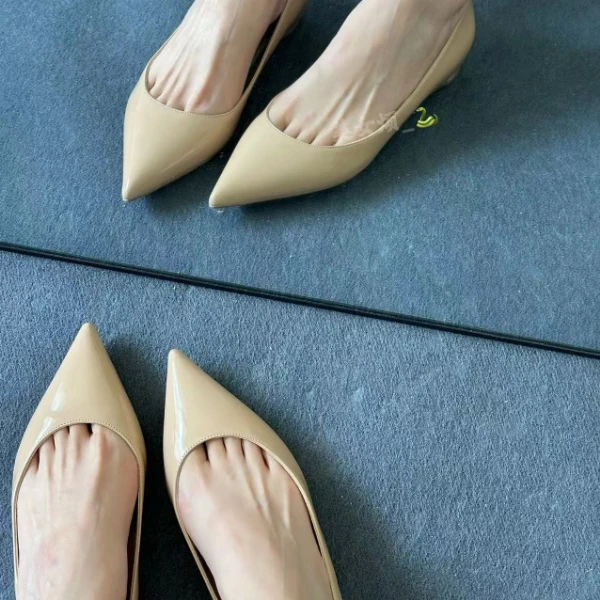 2024春款气质女浅口宴会通勤大码高级感红底裸色尖头平底鞋